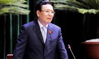 越南教育培训部长范武论接受国会代表质询
